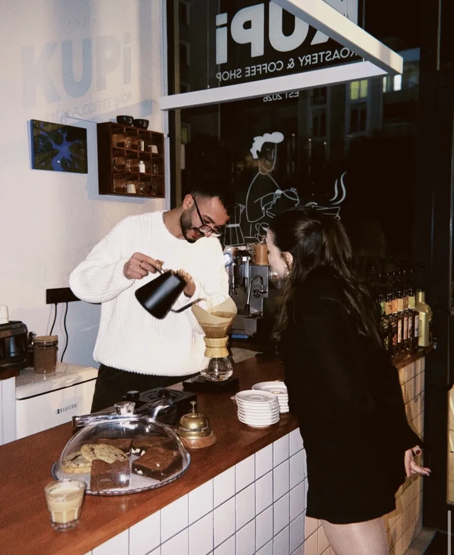 Kupi baristası taze filtre kahve demlerken