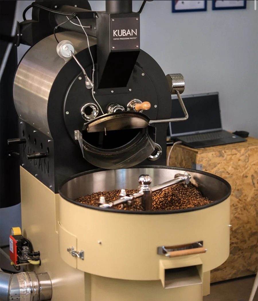 Kupi Roastery'de kavrulan kahve çekirdekleri ve kavurma makinesi